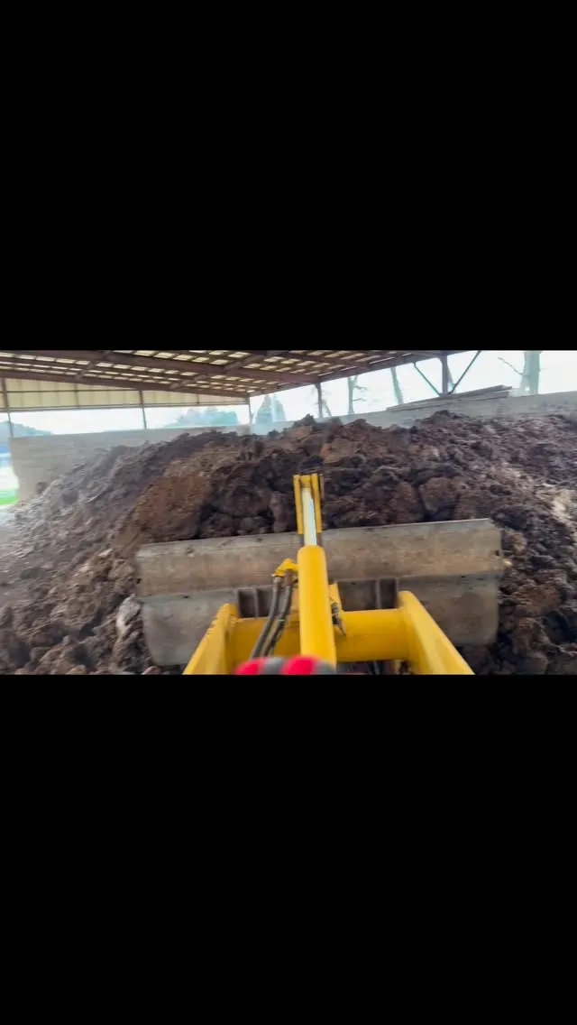 本日は堆肥作りを行いました🌱。