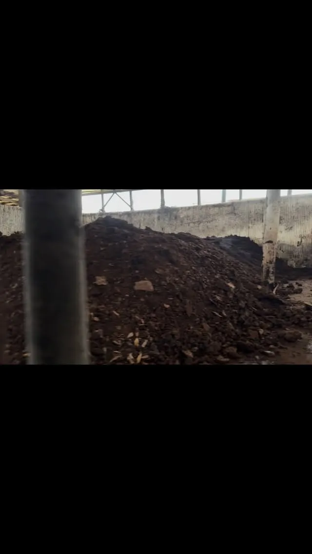 堆肥作りの第一段階が無事に完了しました🌱✨これからは、下から...