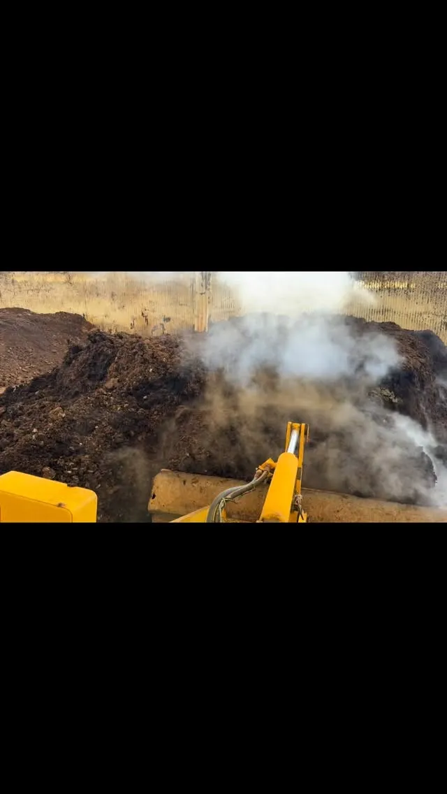 本日は堆肥の切返し作業を行いました🌱 この作業は、堆肥作りに...