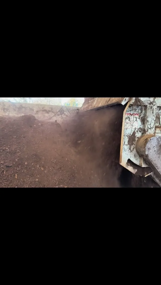 今日は堆肥作りに励んでまいりました😊。