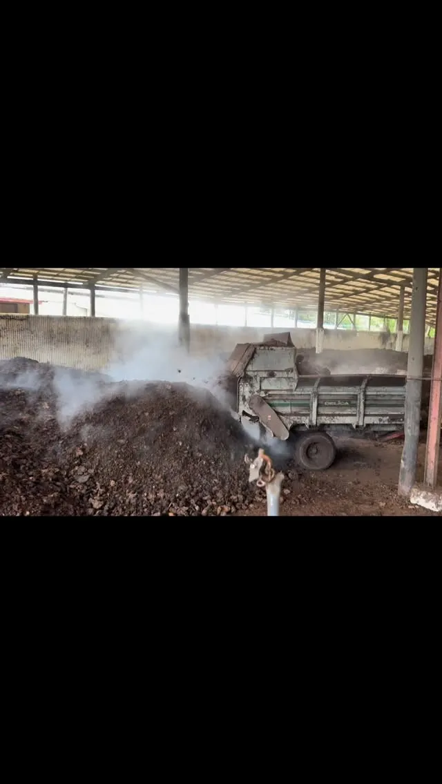 堆肥作りの最初の一山が完成しました🌱。