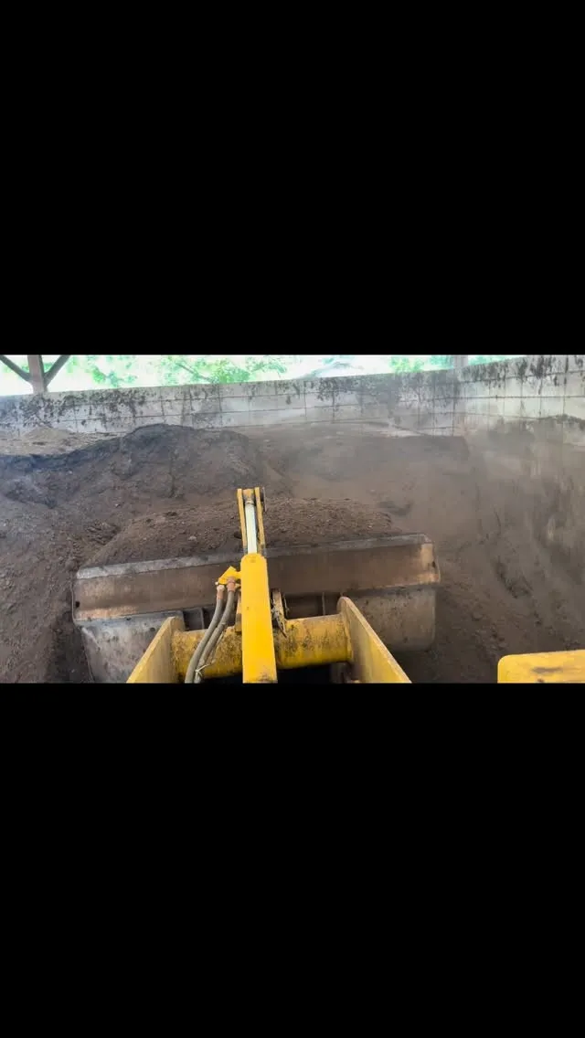 今日は堆肥の納品を行いました🌱2トンダンプに堆肥をしっかりと...